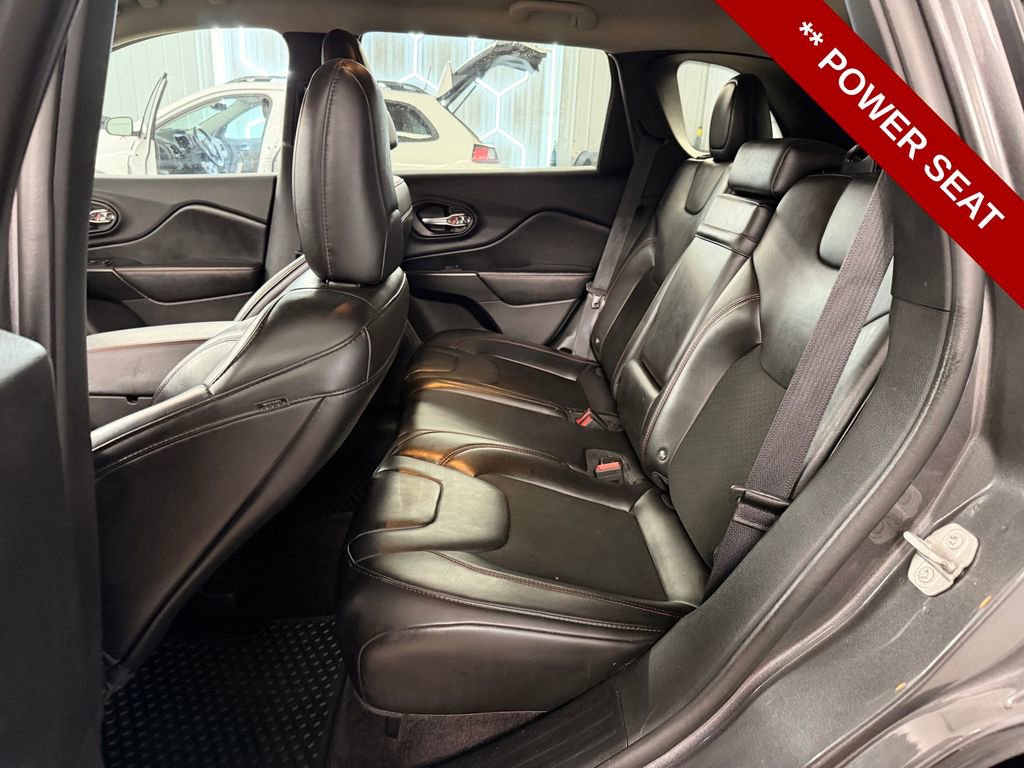 Used 2019 Jeep Cherokee Trailhawk w/ Cold Weather Group image 15