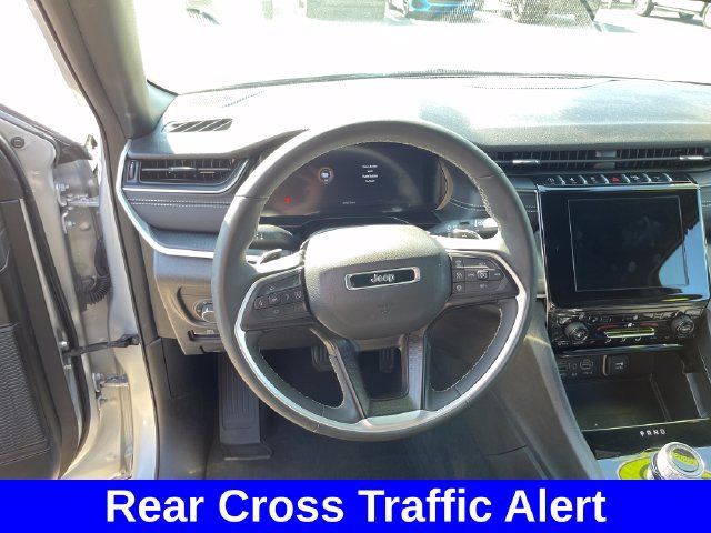 Used 2025 Jeep Grand Cherokee Altitude AWD/4WD image 11