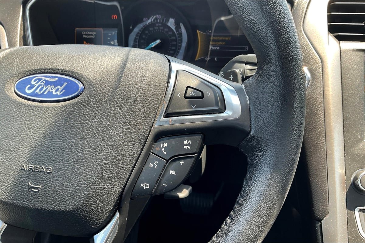 Used 2018 Ford Fusion SE w/ Fusion SE Technology Package FWD image 19