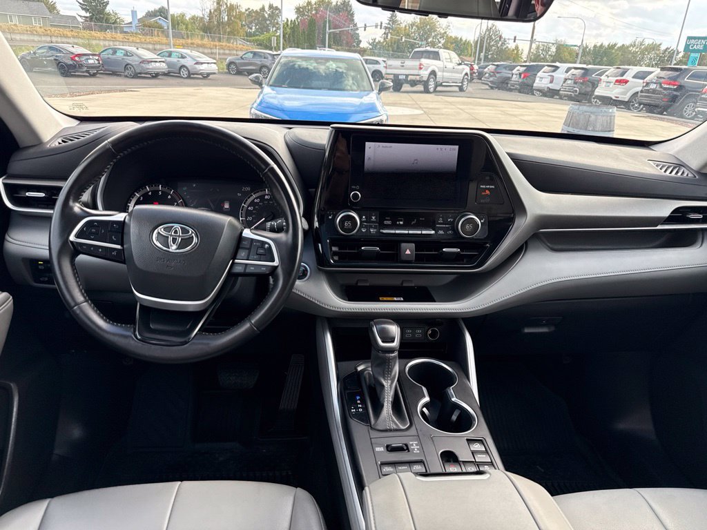 Used 2024 Toyota Highlander XLE AWD/4WD image 25