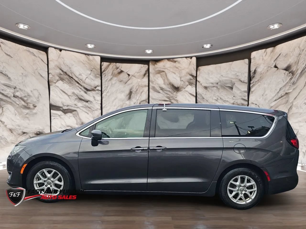Used 2020 Chrysler Pacifica Touring w/ Advanced Safetytec Group FWD image 6