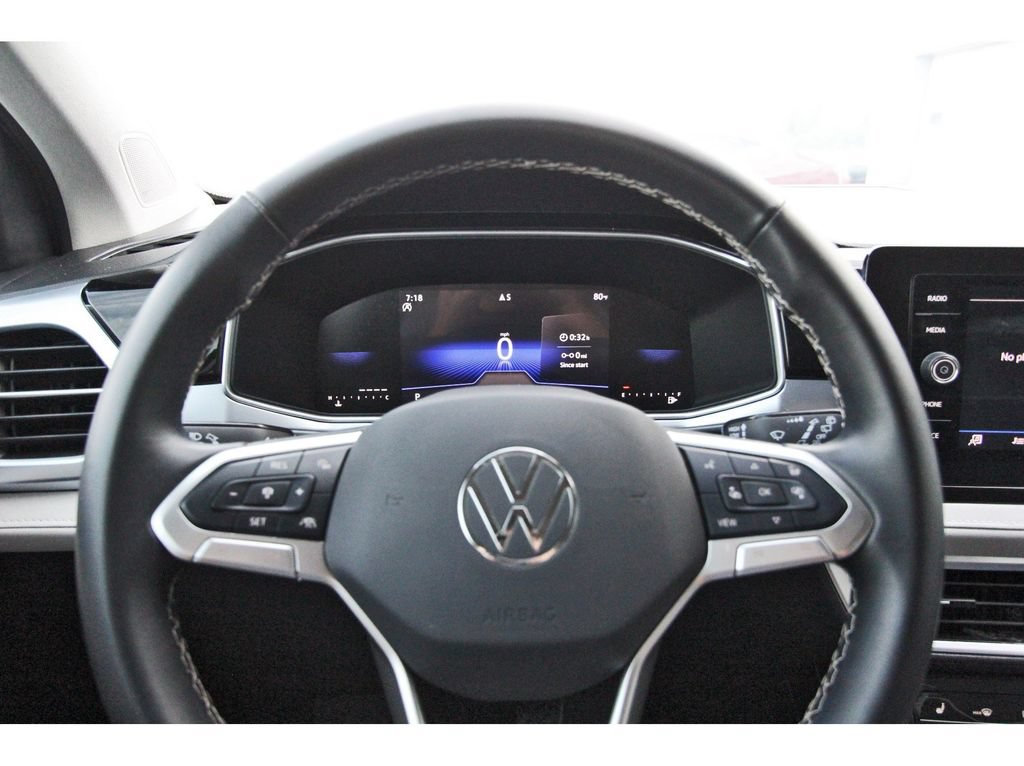 Used 2025 Volkswagen Taos SE FWD image 15