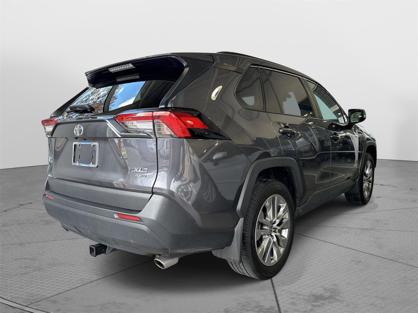 Used 2022 Toyota RAV4 XLE Premium image 4