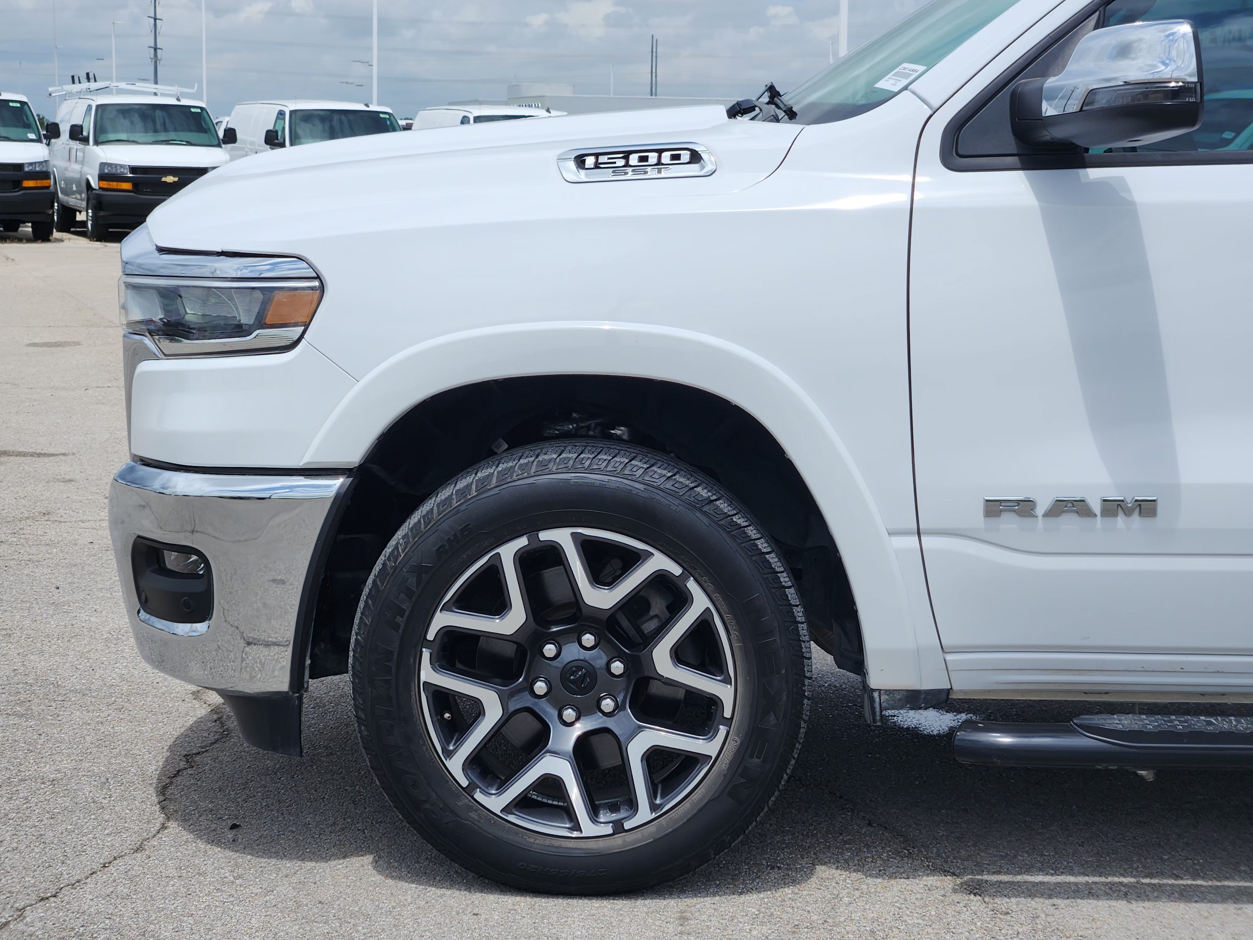 Used 2025 RAM 1500 Laramie AWD/4WD image 9