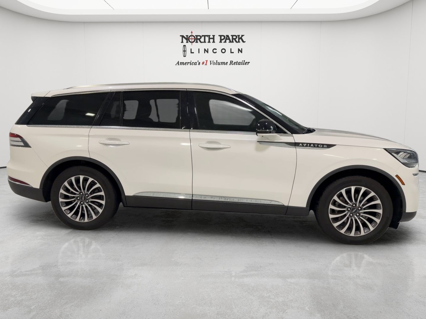 Used 2024 Lincoln Aviator Reserve w/ Elements Package Plus RWD image 6