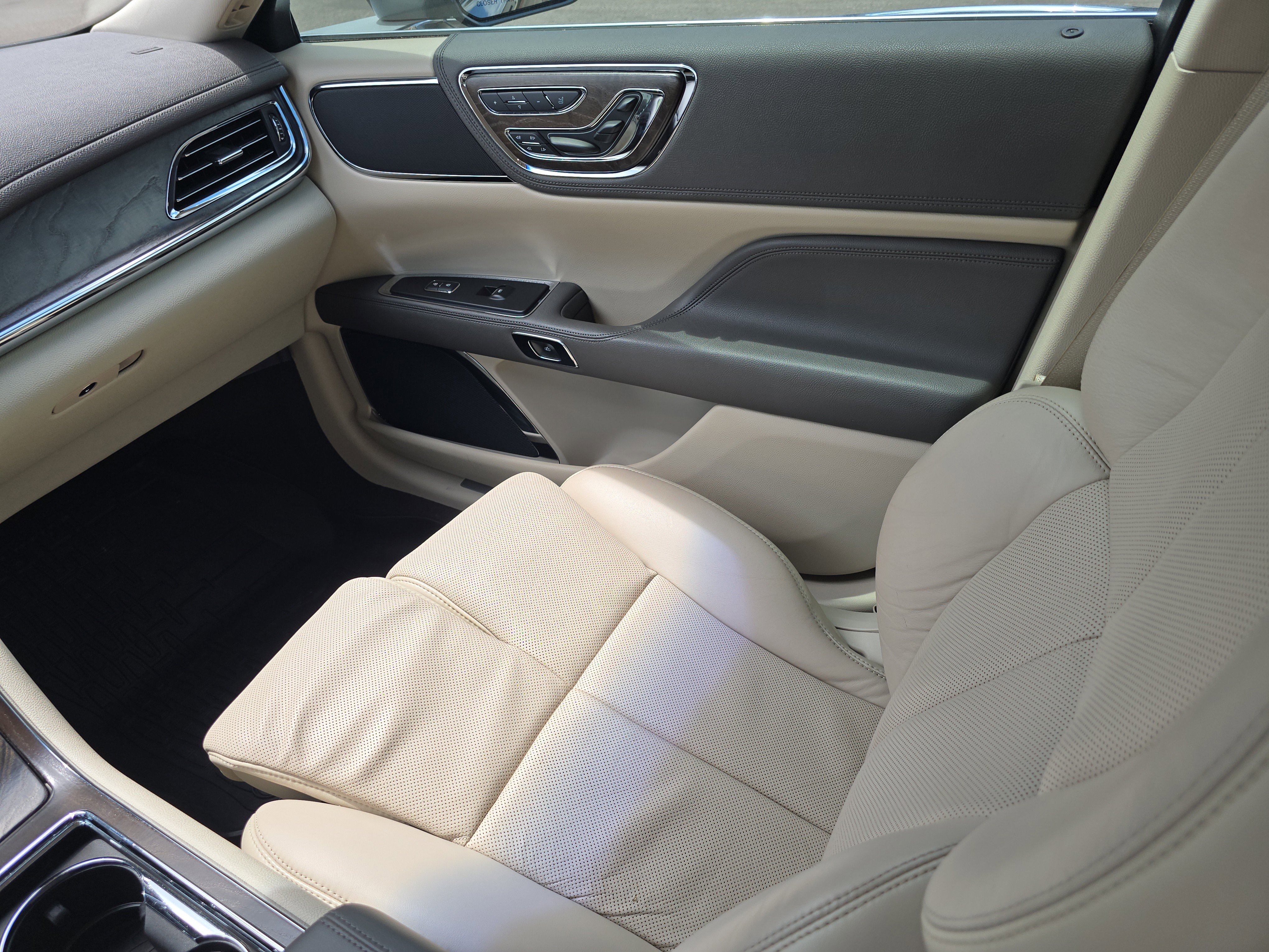 Used 2019 Lincoln Continental Select image 16