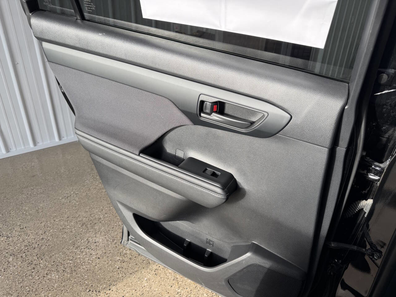 Used 2020 Toyota Highlander LE image 29