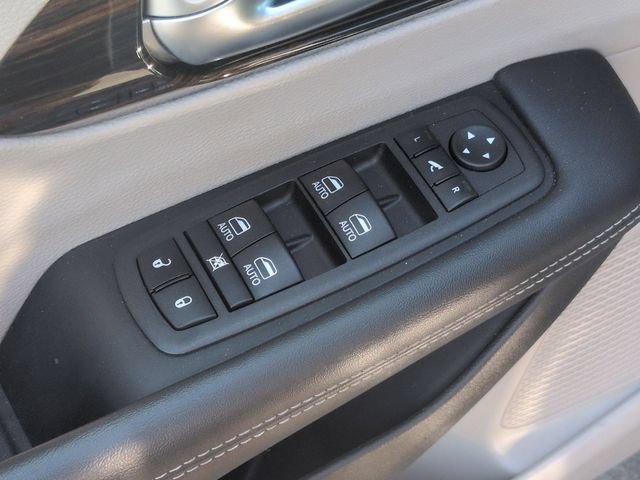 Used 2023 Chrysler Pacifica Limited FWD image 12