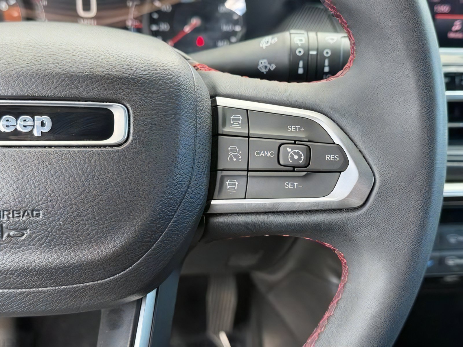 Used 2025 Jeep Compass Trailhawk AWD/4WD image 36