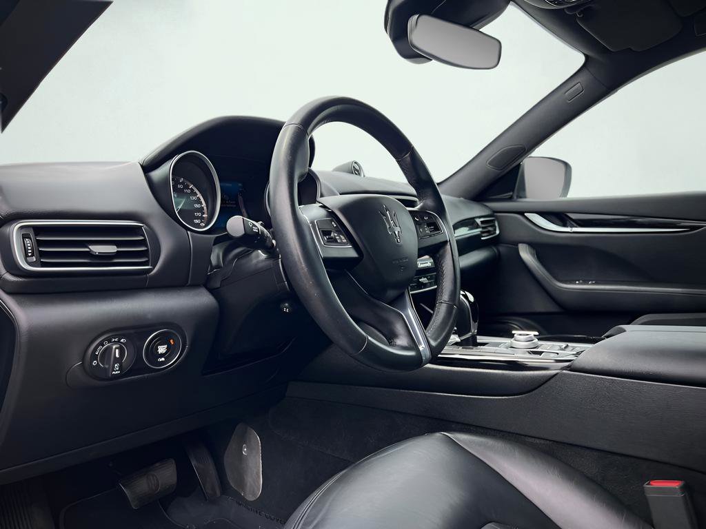 Used 2017 Maserati Levante image 2