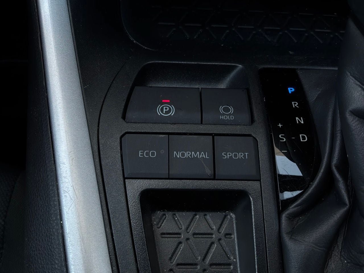 Used 2025 Toyota RAV4 XLE FWD image 25
