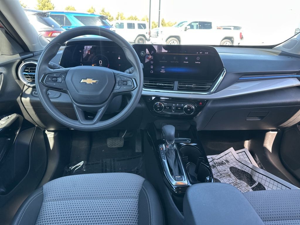 Used 2025 Chevrolet Trax LT FWD image 17