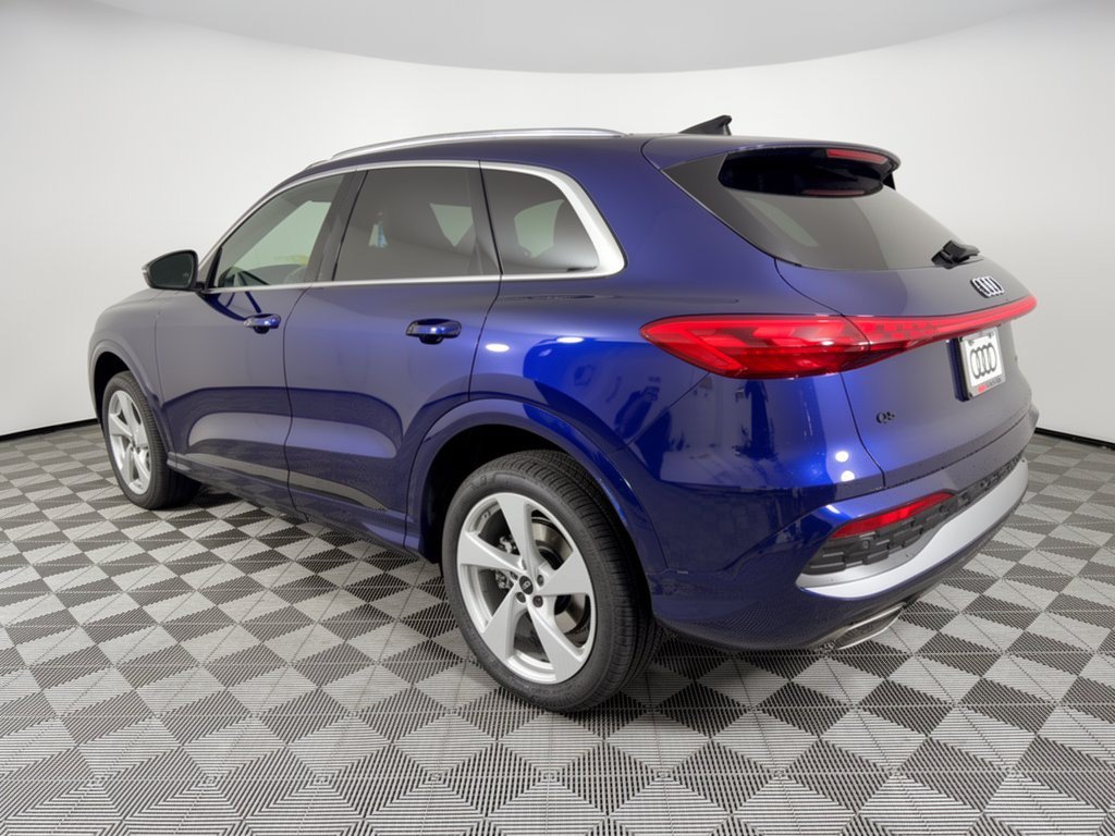 Certified 2025 Audi Q5 Premium AWD/4WD image 3