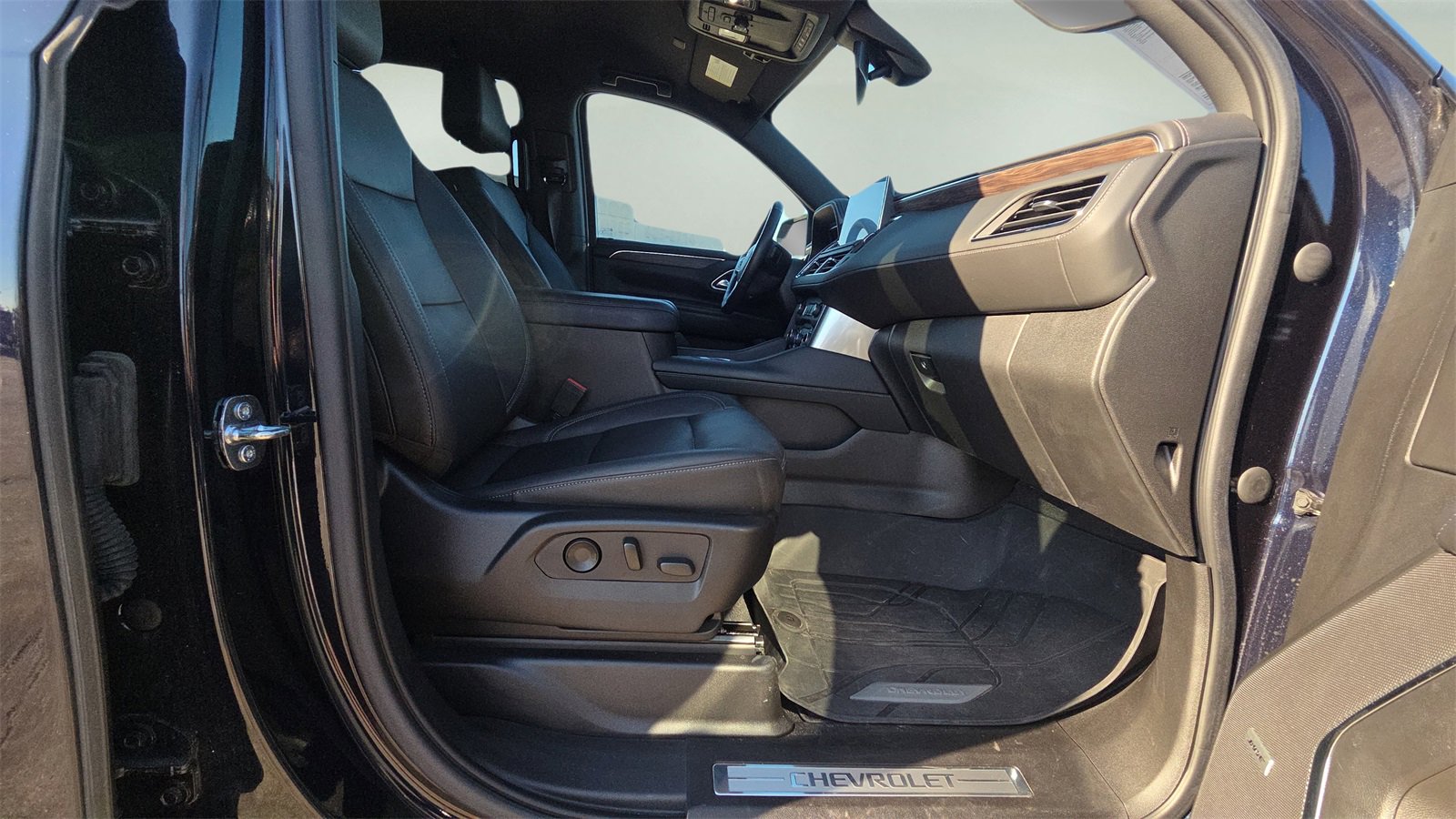 Used 2022 Chevrolet Suburban Z71 w/ Z71 Off-Road Package image 13