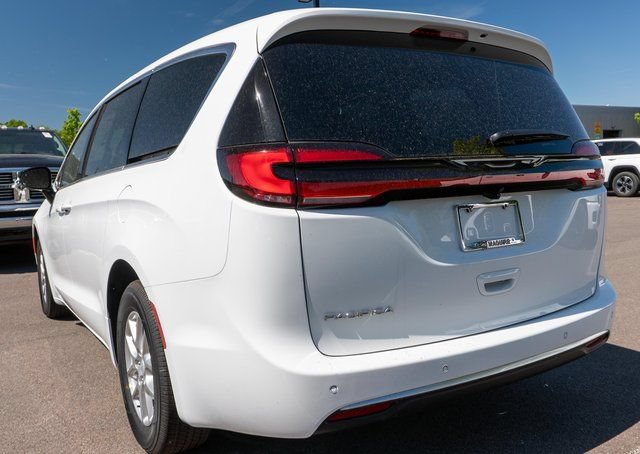 New 2027 Chrysler Pacifica Select FWD image 7