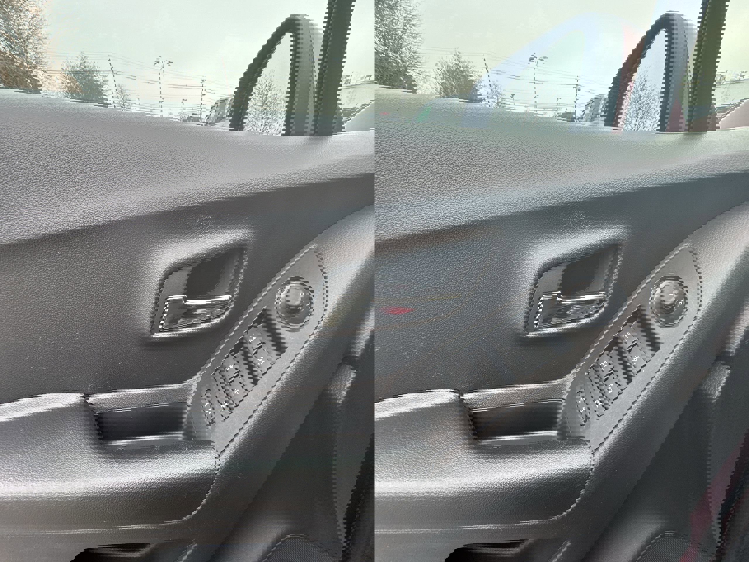 Used 2022 Chevrolet Trax LT w/ LT Convenience Package image 24