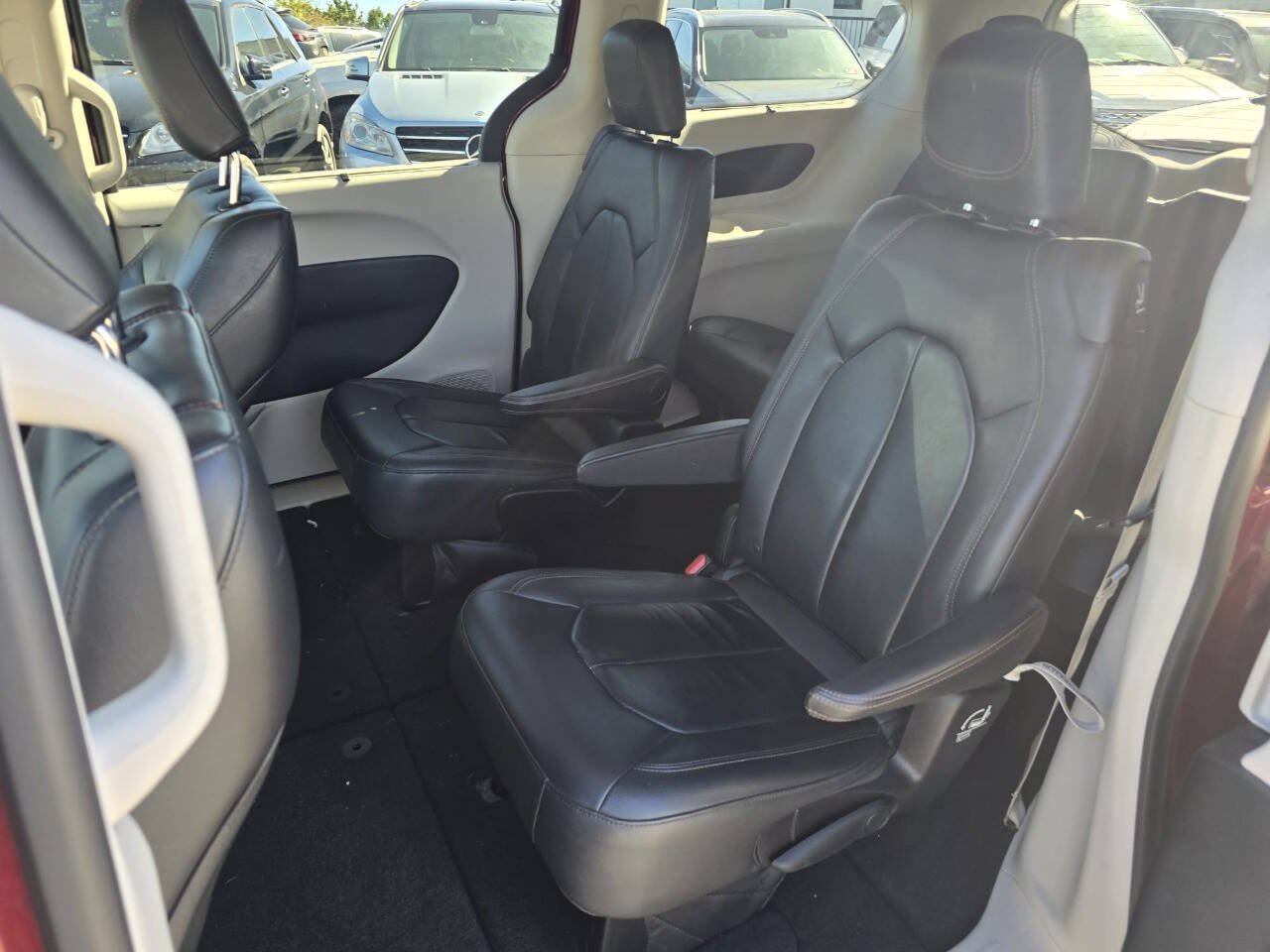Used 2017 Chrysler Pacifica Touring-L w/ Tire & Wheel Group FWD image 21