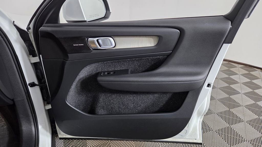 Used 2019 Volvo XC40 T5 Inscription image 33