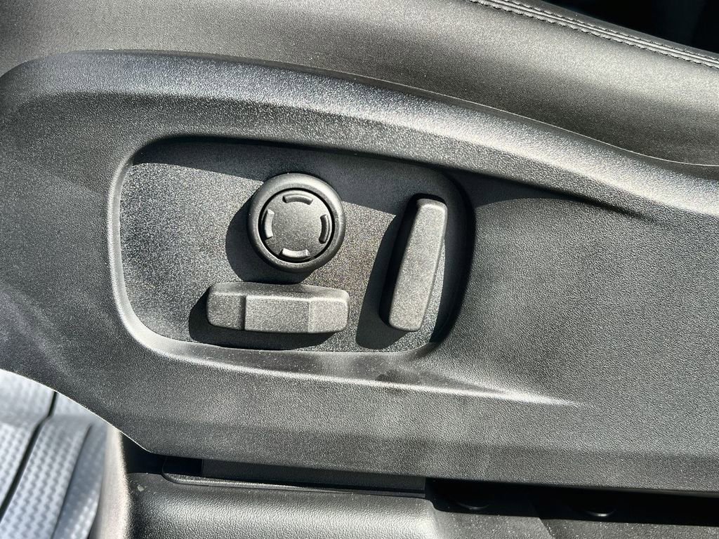 Used 2025 Land Rover Defender 110 S image 21