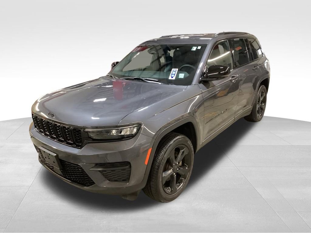 Used 2023 Jeep Grand Cherokee Altitude image 3