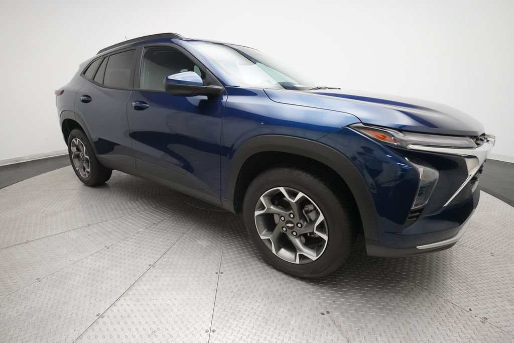 Used 2024 Chevrolet Trax LT w/ Driver Confidence Package FWD image 35
