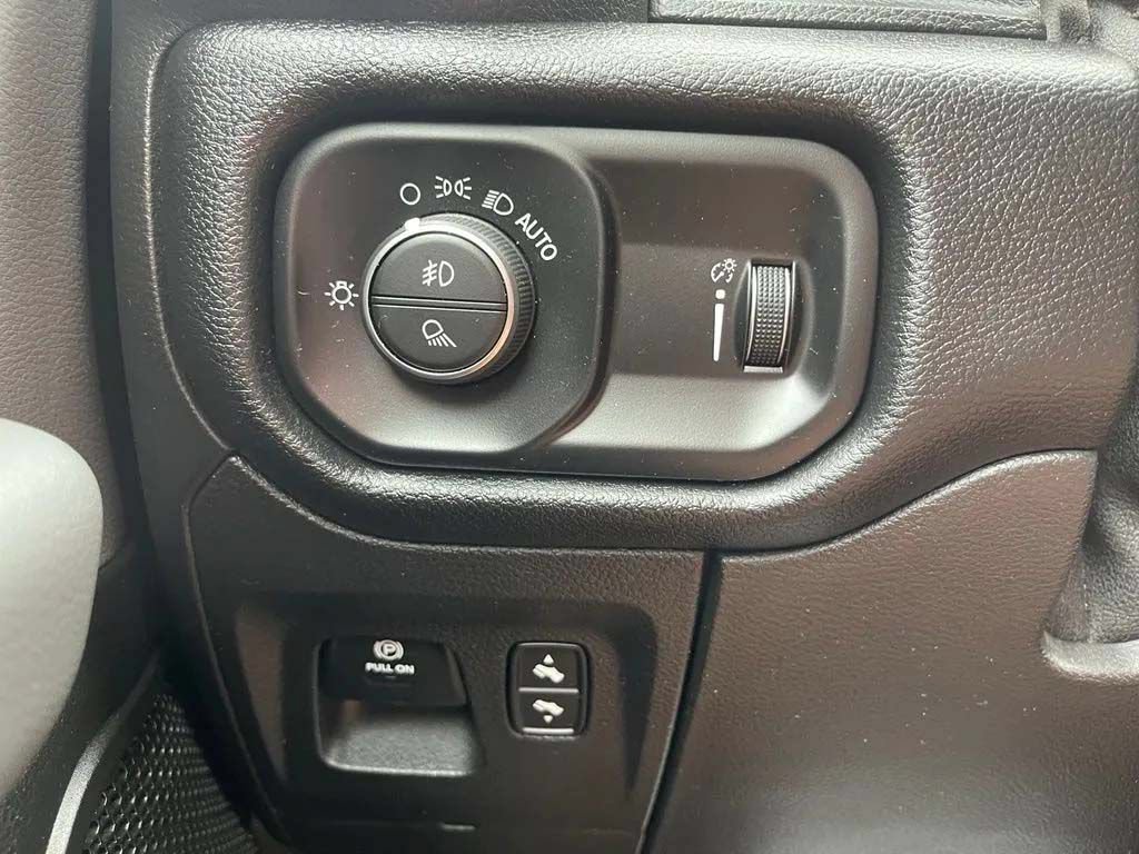 Used 2020 RAM 1500 Big Horn AWD/4WD image 34