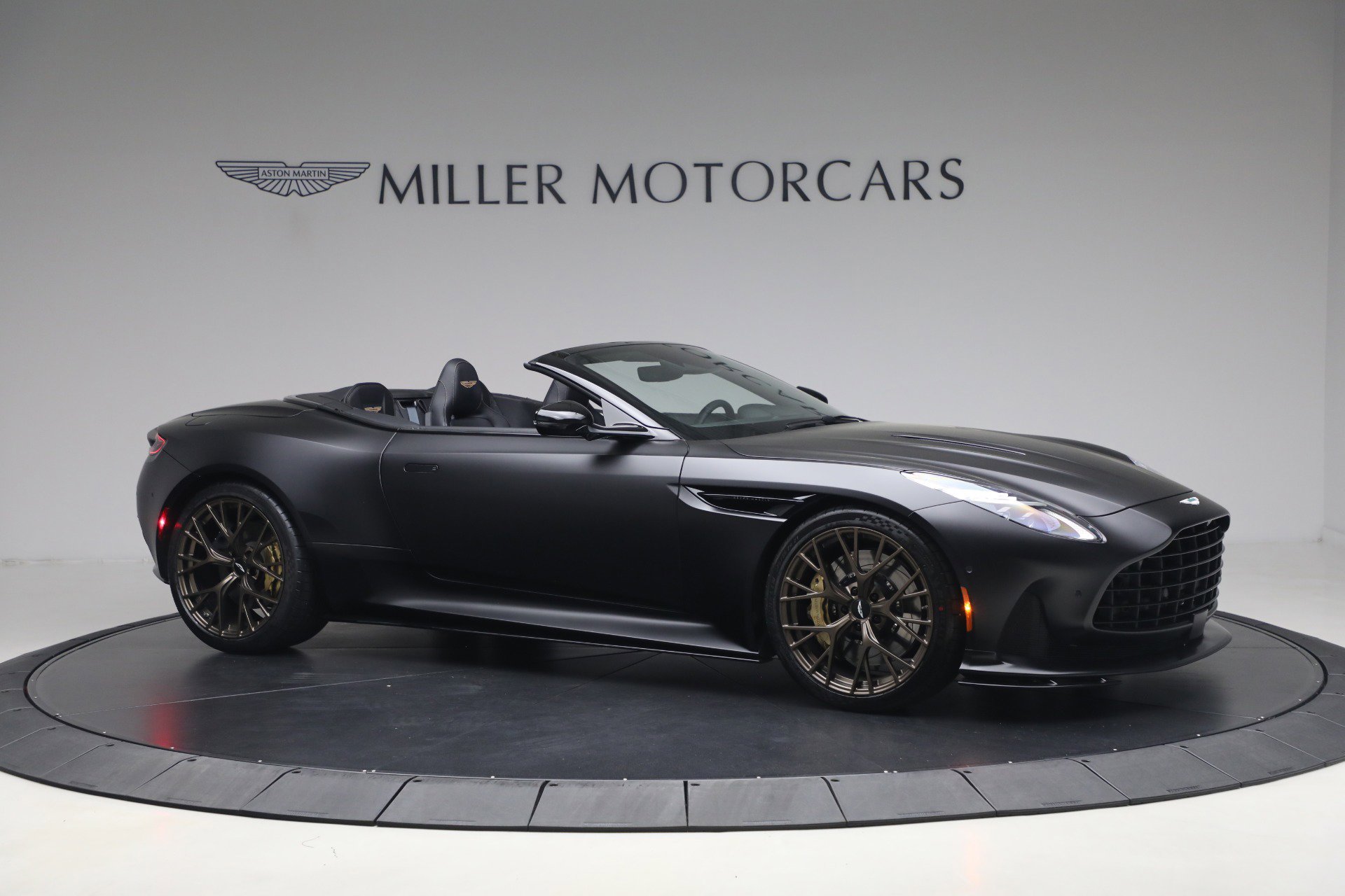 Used 2024 Aston Martin DB12 Convertible RWD image 11
