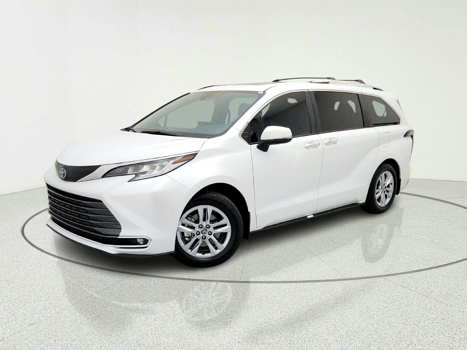 Used 2025 Toyota Sienna Limited FWD image 1