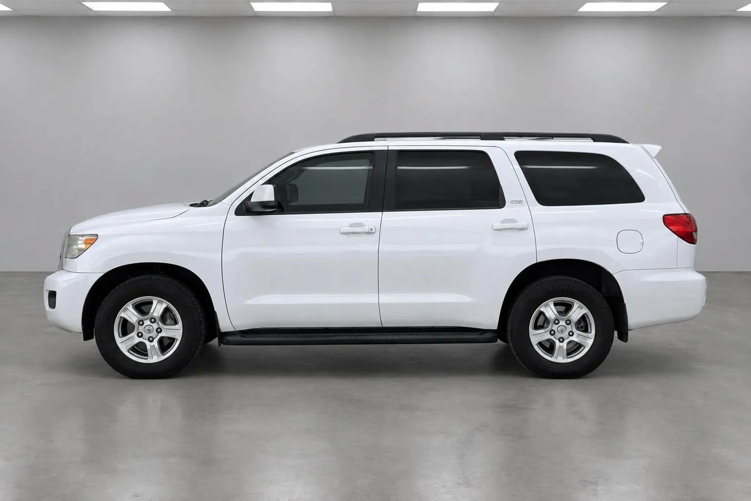Used 2016 Toyota Sequoia SR5 w/ Premium Package AWD/4WD image 3