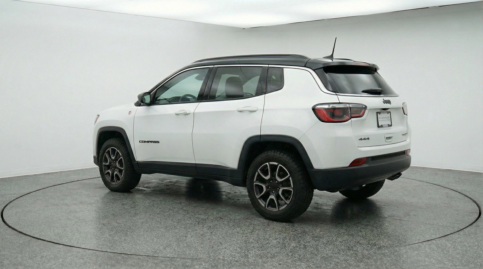Used 2025 Jeep Compass Trailhawk image 6