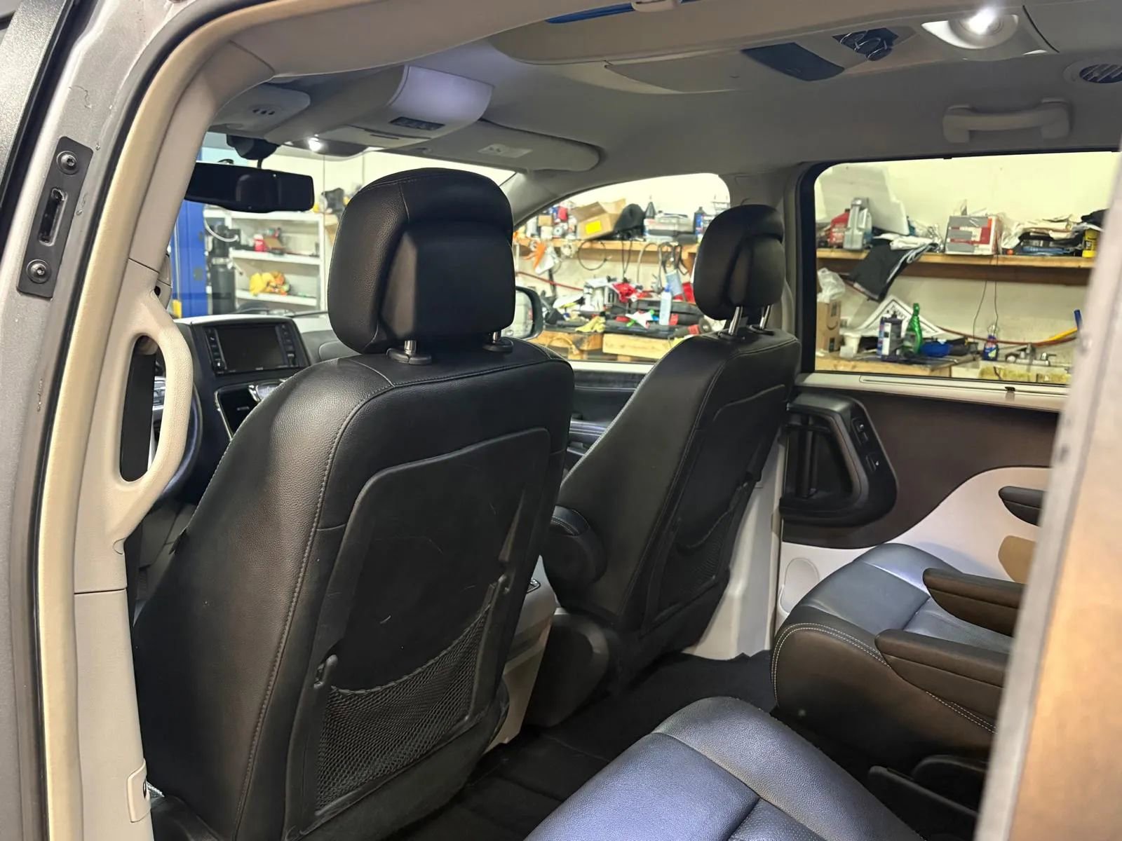 Used 2015 Chrysler Town & Country Touring-L w/ Driver Convenience Group image 29