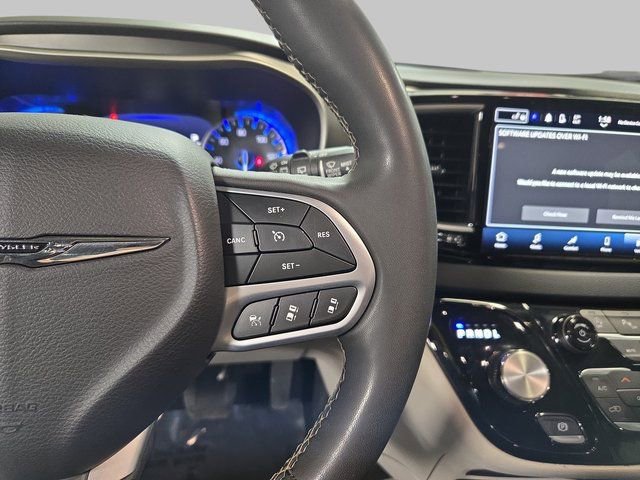 Used 2023 Chrysler Pacifica Touring-L image 21