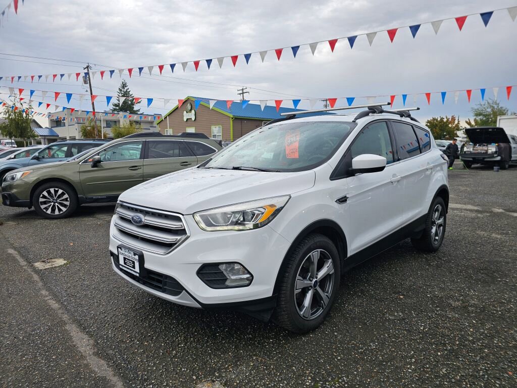 Used 2017 Ford Escape SE w/ Equipment Group 201A image 3
