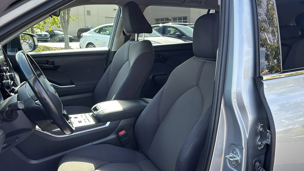 Used 2020 Toyota Highlander LE image 10