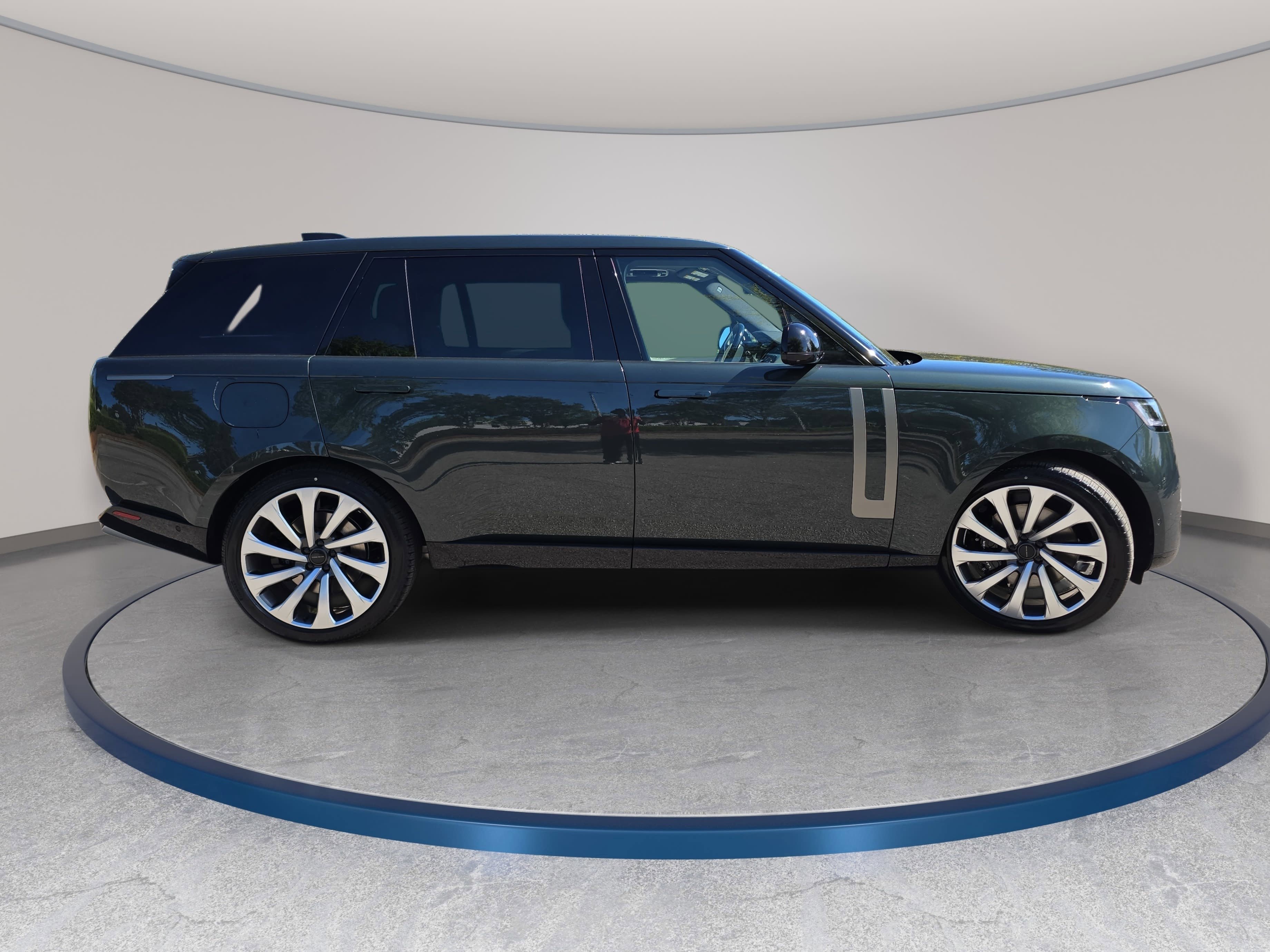 New 2026 Land Rover Range Rover Long Wheelbase SE AWD/4WD image 4