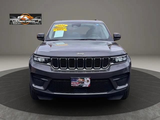 Used 2024 Jeep Grand Cherokee Laredo RWD image 2