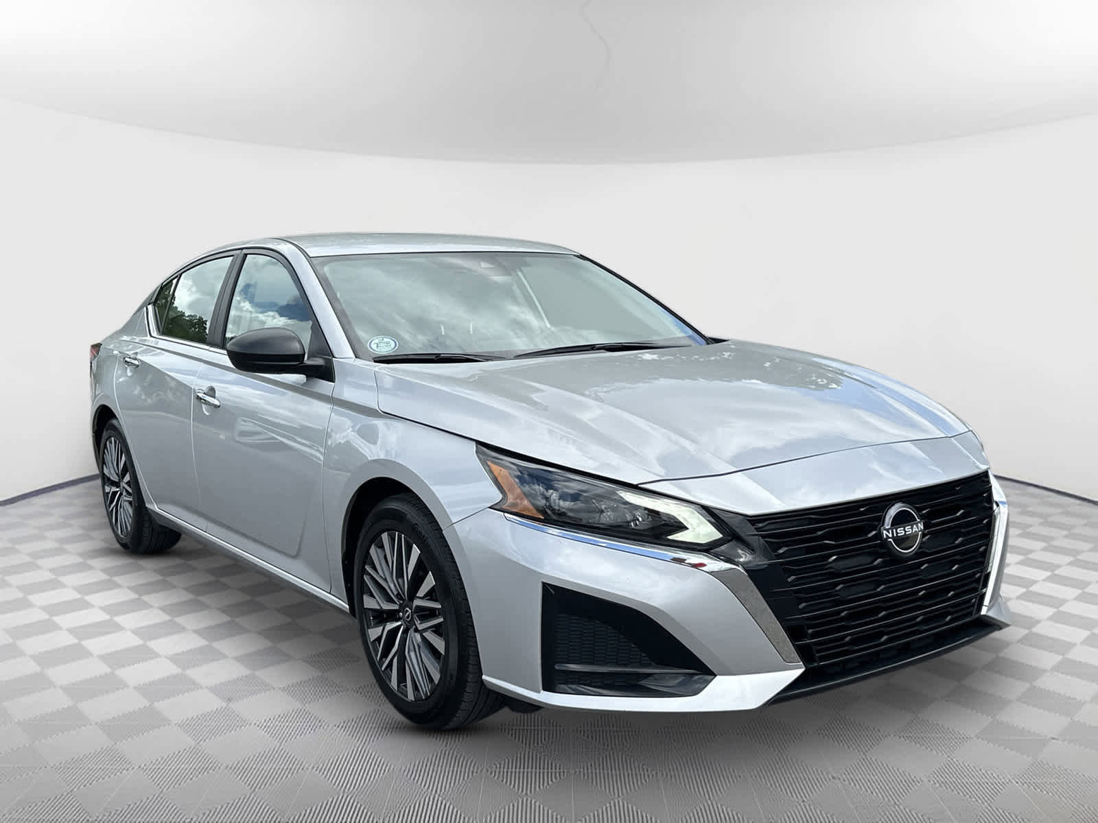 Used 2025 Nissan Altima 2.5 SV FWD image 2