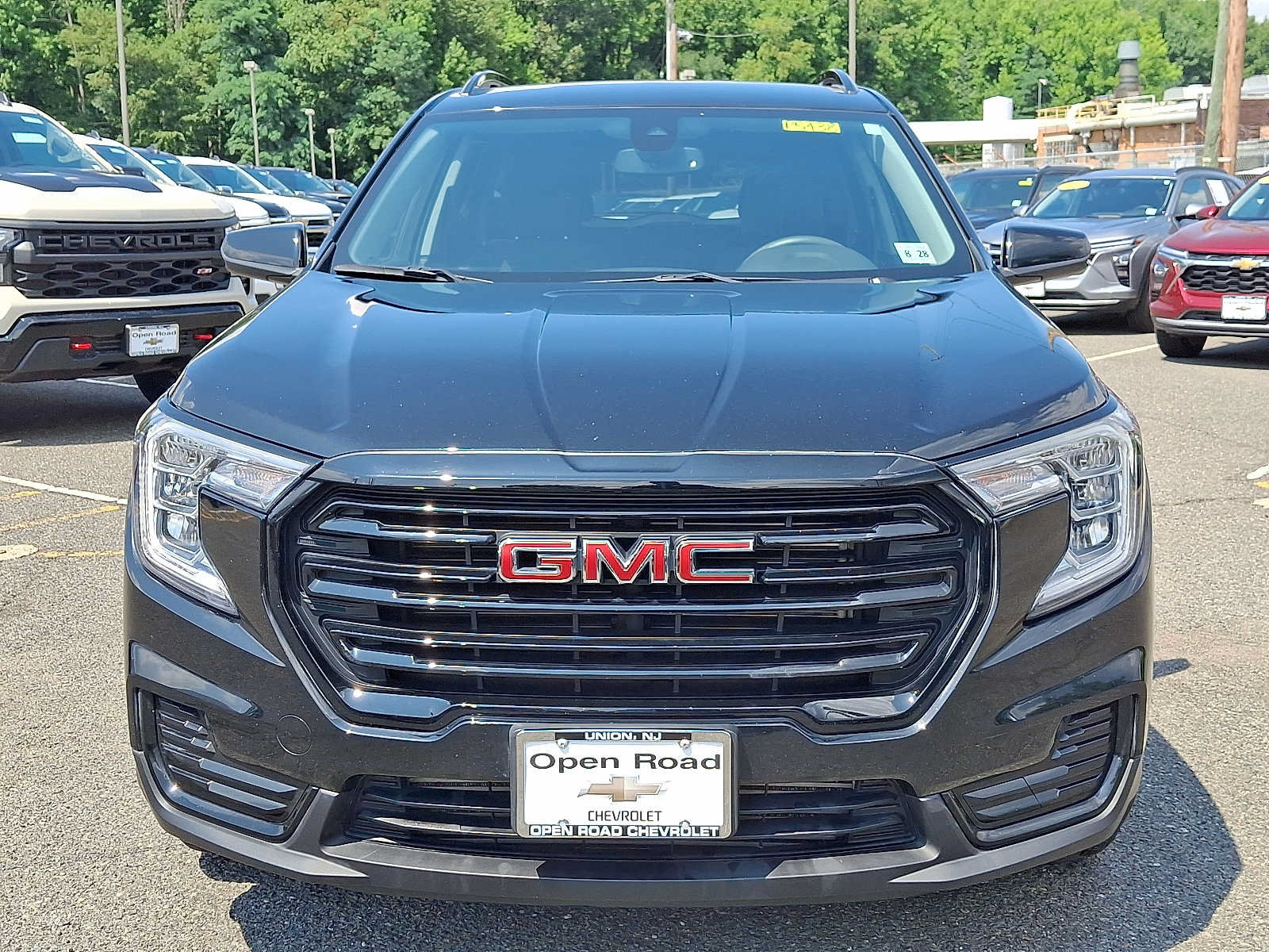 Used 2023 GMC Terrain SLE w/ Driver Convenience Package FWD image 2