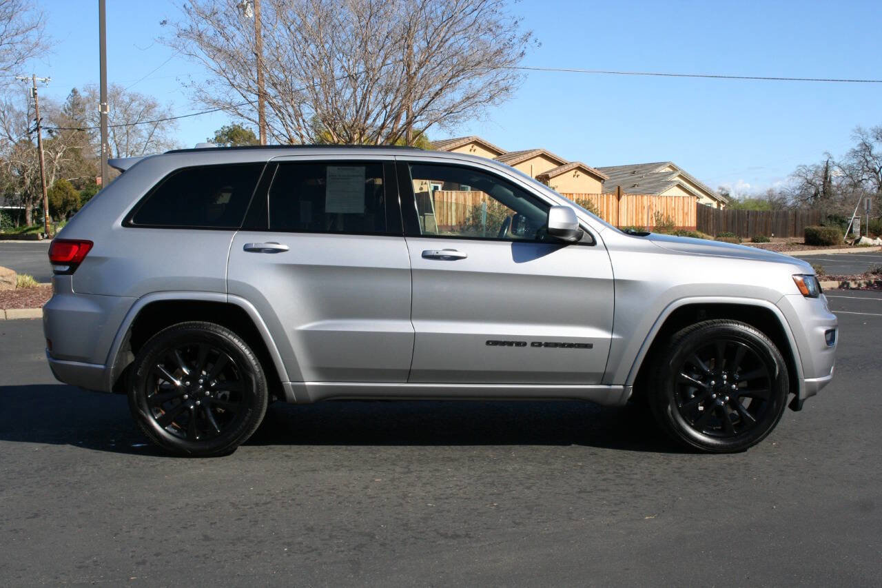 Used 2017 Jeep Grand Cherokee Altitude image 4