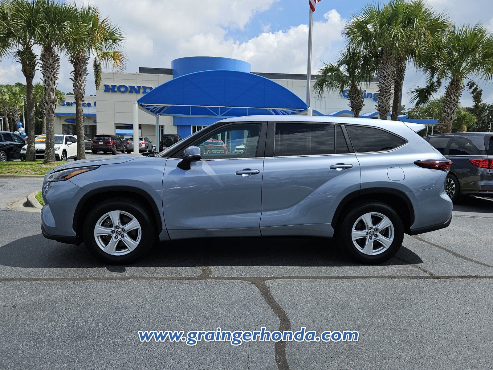 Used 2024 Toyota Highlander LE FWD image 2