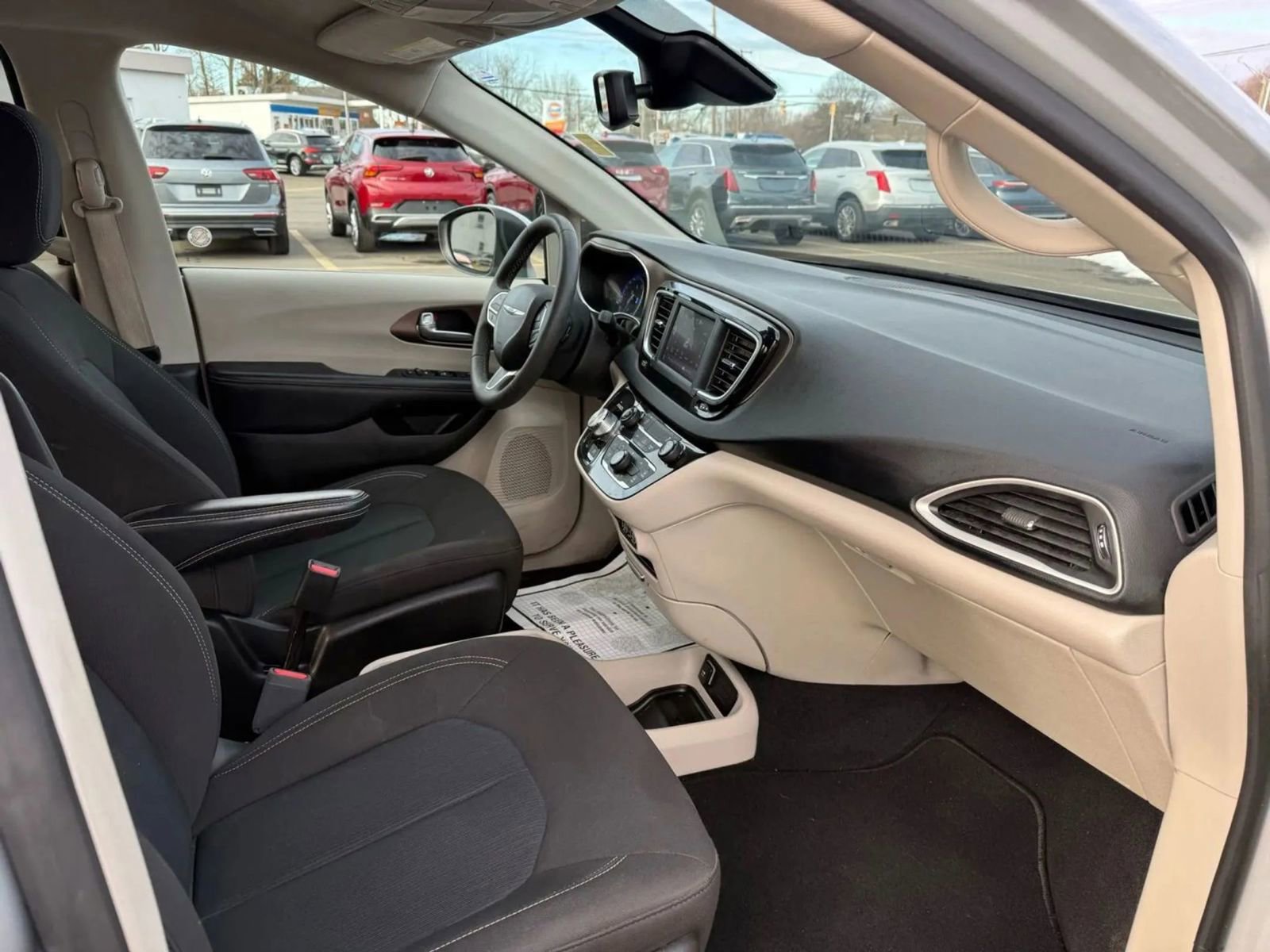 Used 2023 Chrysler Voyager LX image 18