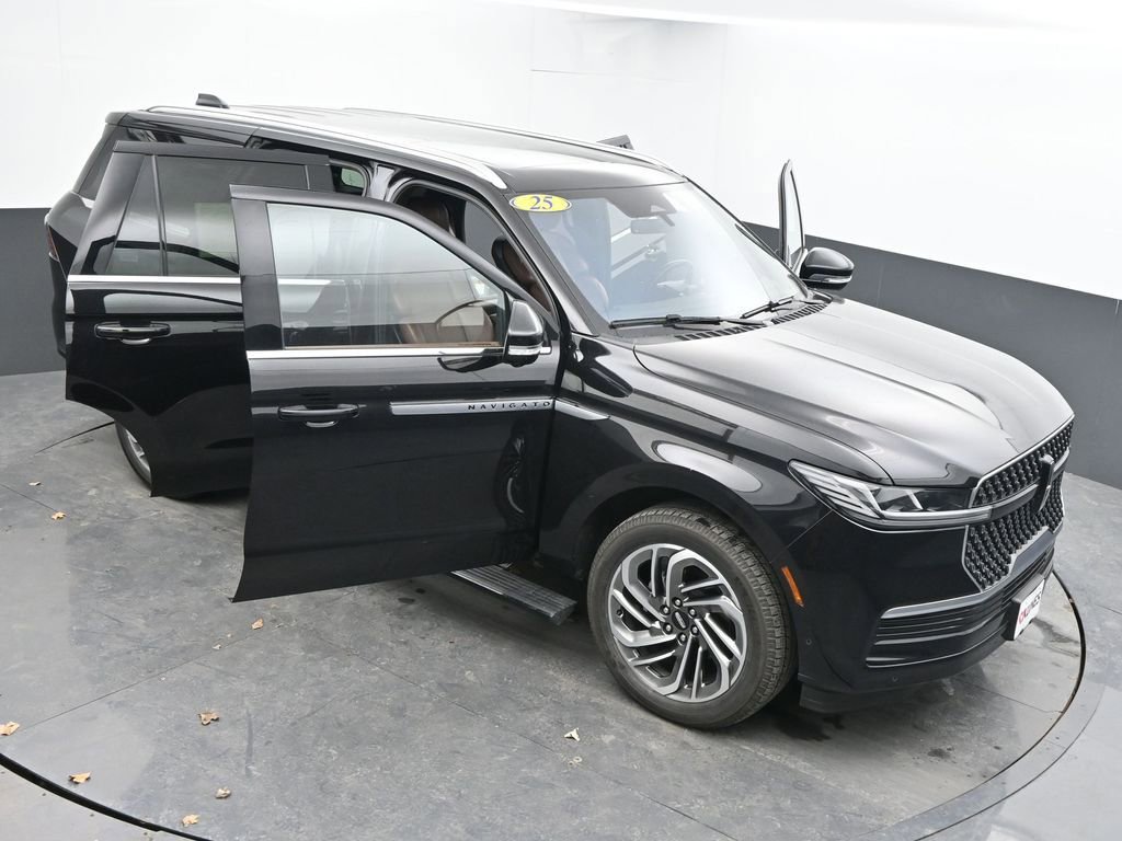 Used 2025 Lincoln Navigator Reserve image 63