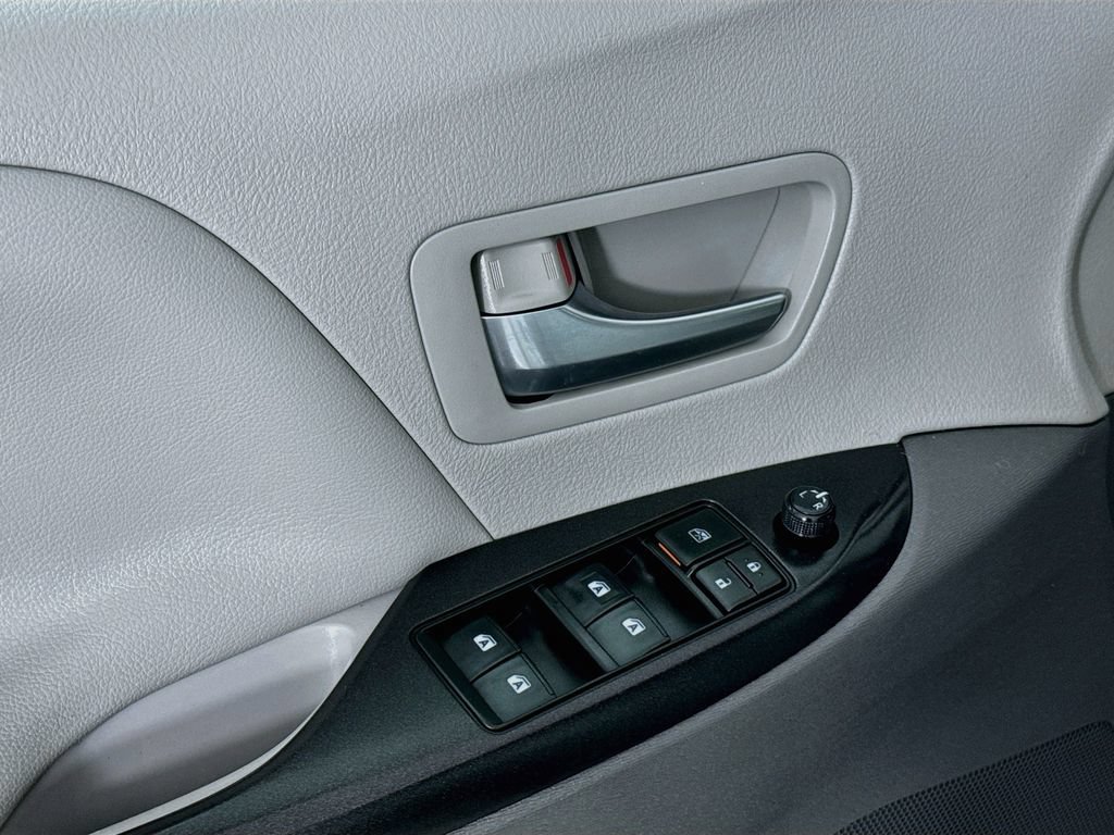 Certified 2018 Toyota Sienna LE FWD image 19