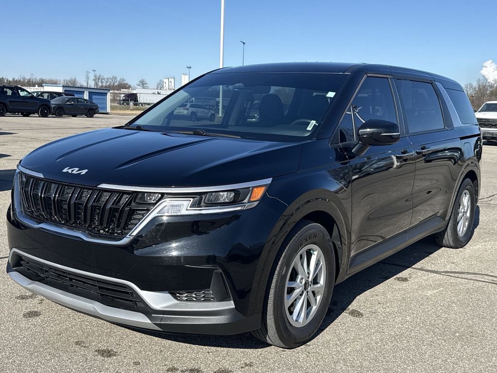 Used 2024 Kia Carnival LX image 4