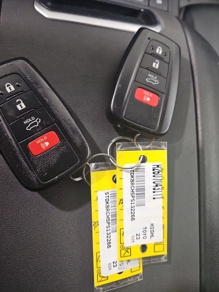 Used 2023 Toyota Highlander XLE AWD/4WD image 29