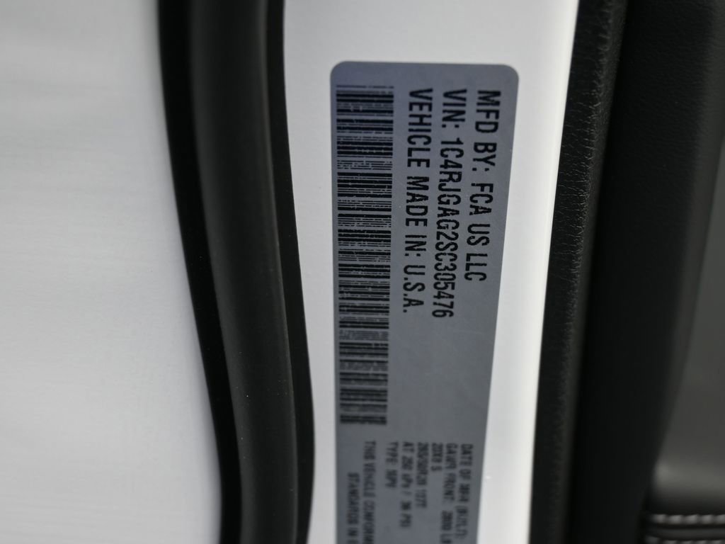 Used 2025 Jeep Grand Cherokee Altitude image 17