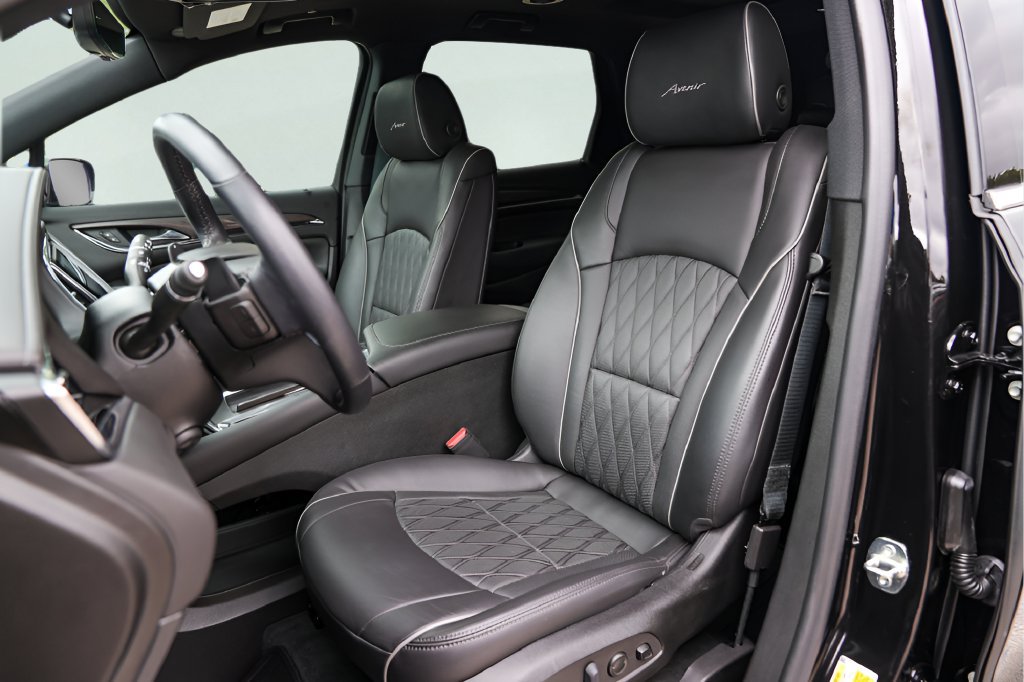 Used 2023 Buick Enclave Avenir w/ Avenir Technology Package FWD image 9