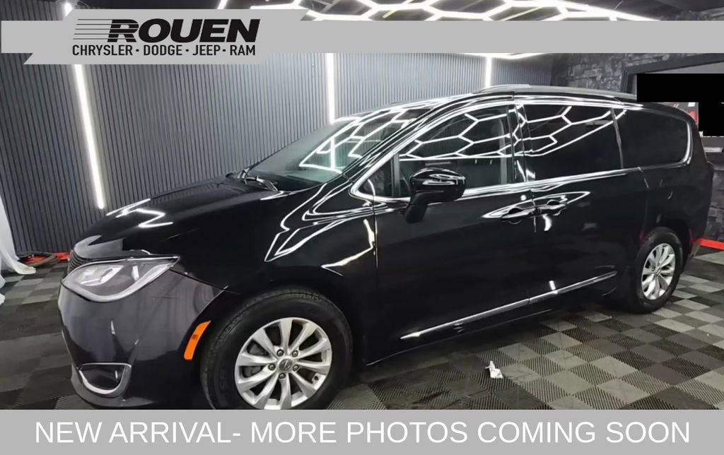 Used 2017 Chrysler Pacifica Touring-L image 1