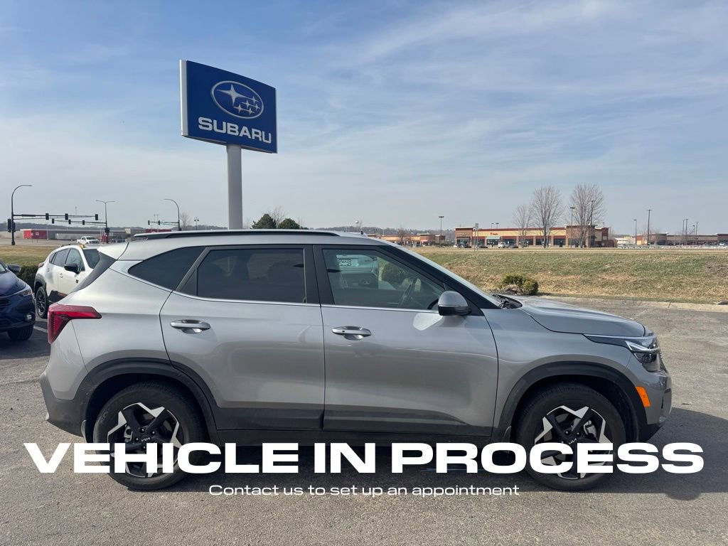 Used 2025 Kia Seltos EX image 2