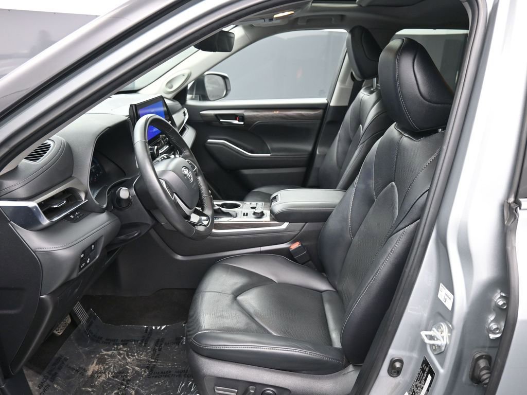 Certified 2024 Toyota Highlander Limited AWD/4WD image 19